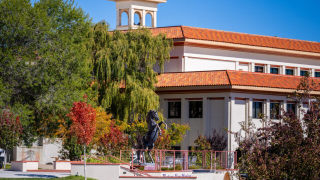Picture of WNMU campus with mustang sculpture-far away